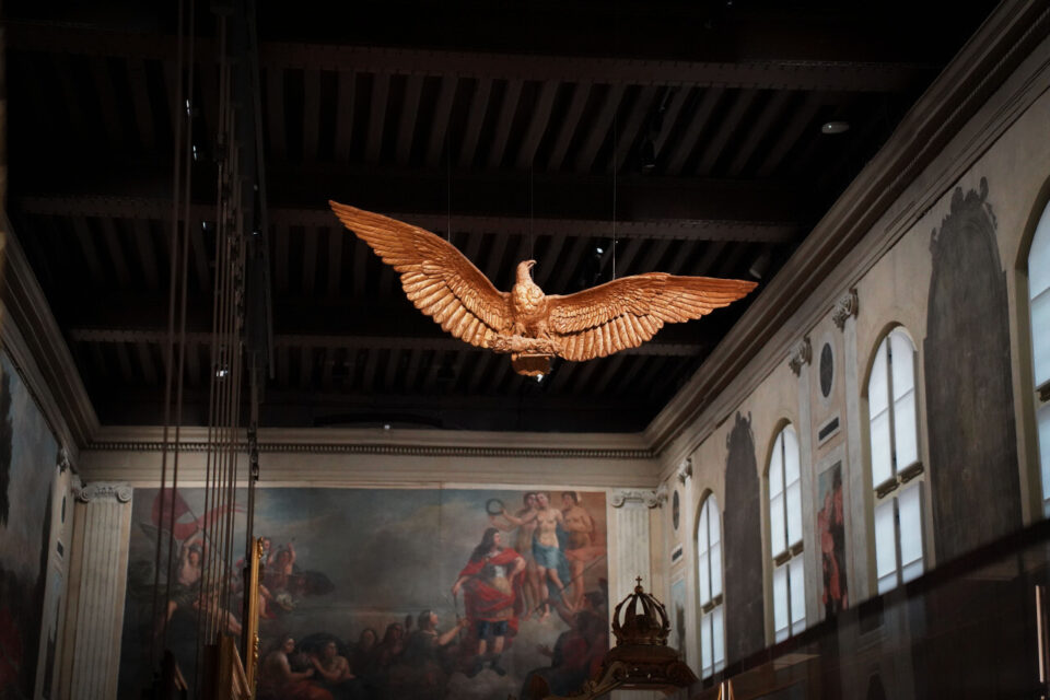 L'aigle impérial est désormais exposé aux Invalides, là où il aurait surplombé le tombeau de Napoléon, il y a plus de 150 ans.