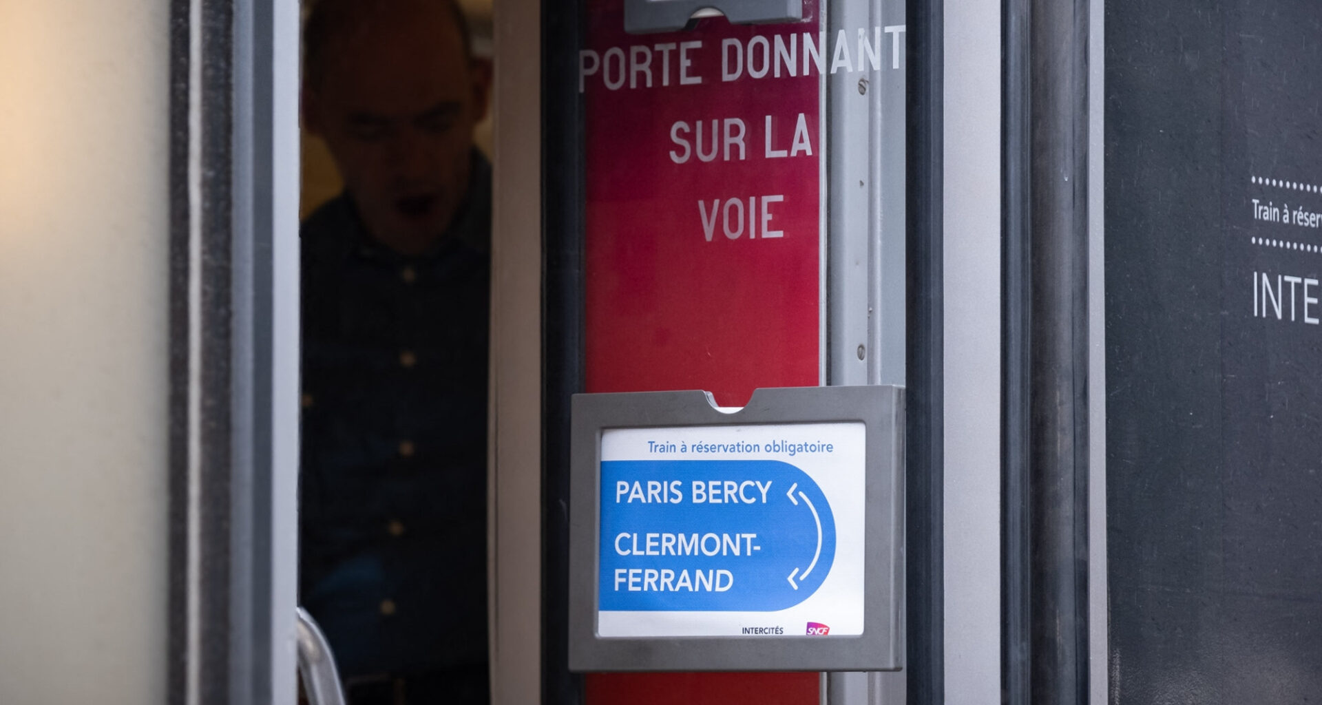 après l'annonce du gel des tarifs pour 2026, les usagers des trains Paris-Clermont et Paris-Toulouse veulent du changement