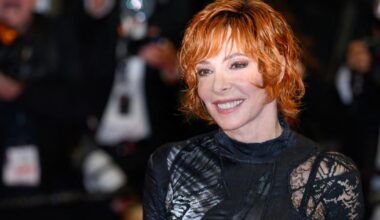 Mylène Farmer renoue avec son premier succès, Maman a tort, quatre décennies après sa sortie