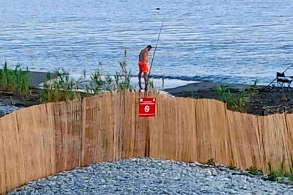 Des pêcheurs étaient présents dans la zone interdite le 20 août 2025.