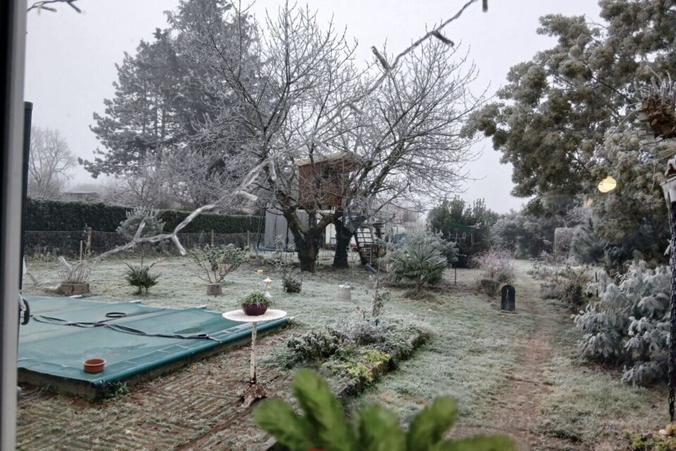 A Castets-et-Castillon (Gironde), on a bâché la piscine pour ne pas la transformer en patinoire !
