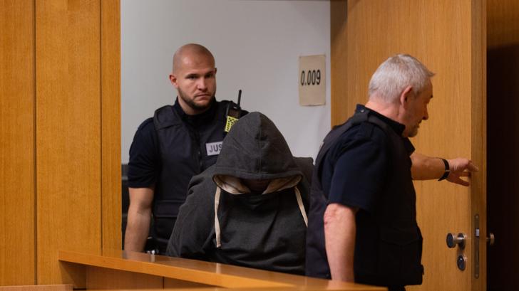 L’accusé lors de son entrée dans la salle d’audience du tribunal régional de Rhénanie-du-Nord-Westphalie ce vendredi 19 décembre pour connaître le verdict de son procès.