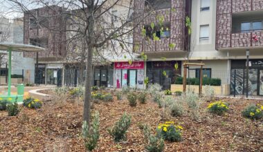 après dix ans d’attente, cette place devient un véritable lieu de vie à Carros