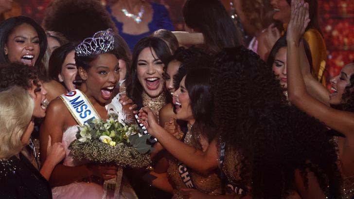 Sur scène, comme lors de l’élection de Miss France 2025 Angélique Angarni-Filopon, les candidates ne montrent jamais les tensions qui ont lieu en coulisses.
