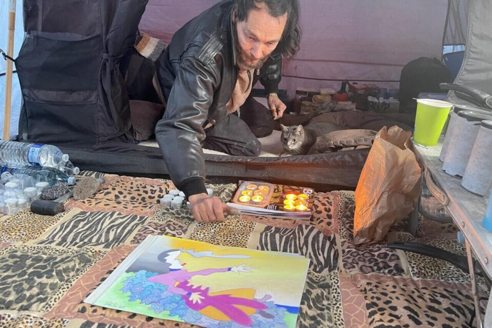 Dans sa tente, Eric passe plusieurs heures par jour à peindre