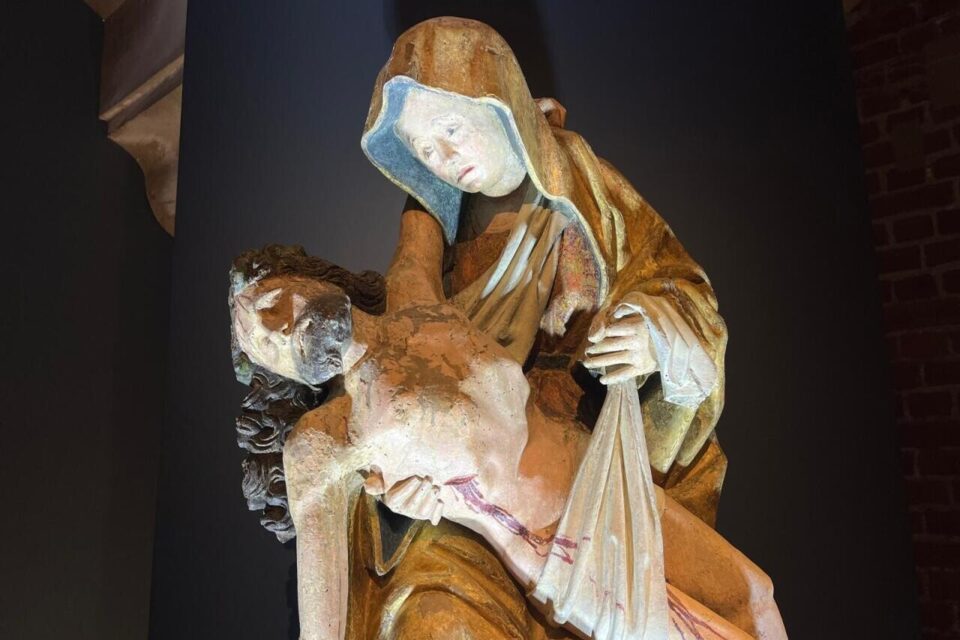 La pietà de Bouvines (Nord) redevient visible au Palais des Beaux-arts de Lille, après une restauration.