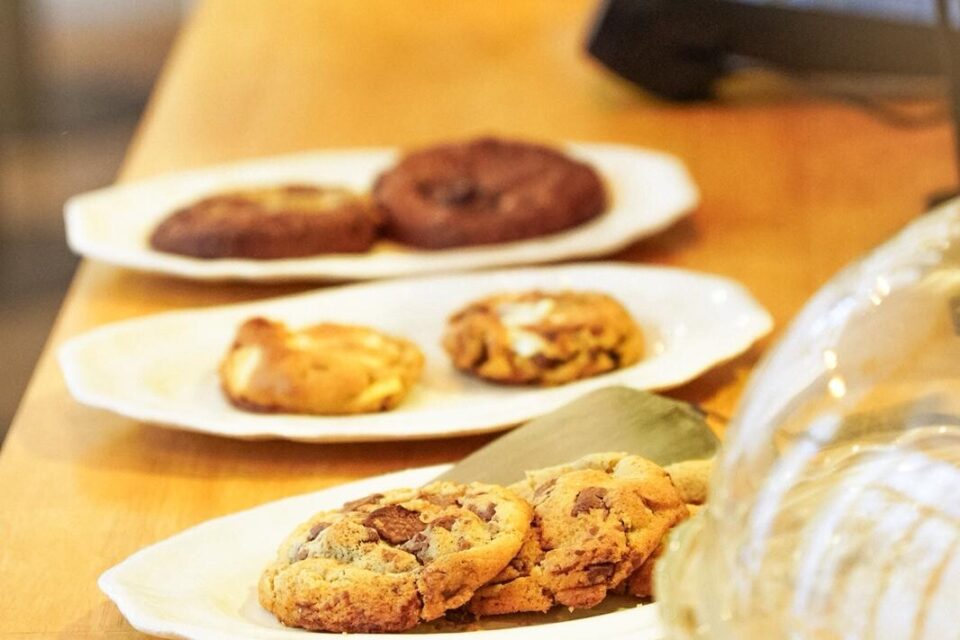 – Les pâtisseries sont réalisées maison, avec un gâteau différent chaque mois.