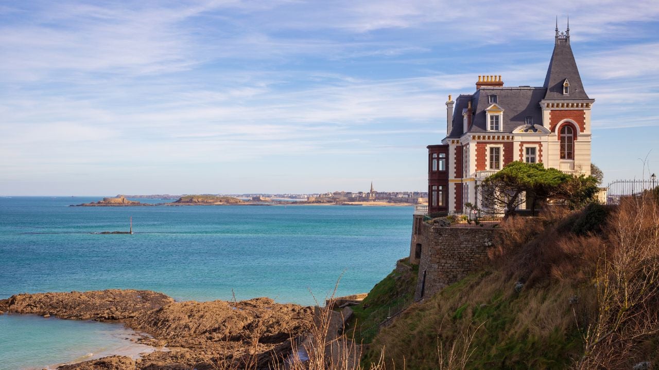 cette maison de bord de mer qu'il adore dans ce coin paisible de la Bretagne avec son célèbre voisin