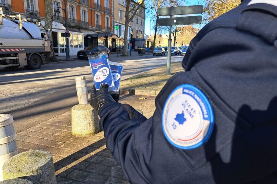 Les policiers de Rennes ont distribué des éthylotests aux automobilistes.