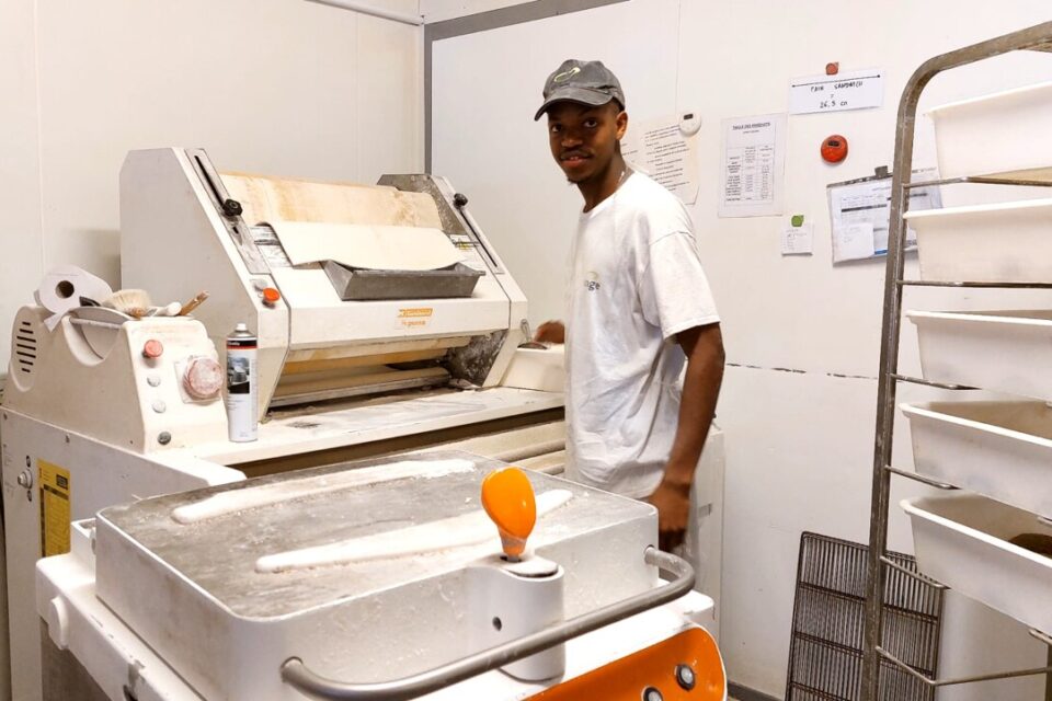 Souleymane Barry est l'un des meilleurs apprentis boulanger de la franchise Ange.