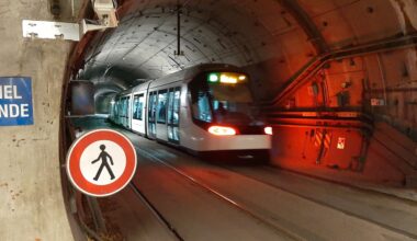 les passagers d'un tram évacués après un incident dans le tunnel sous la gare