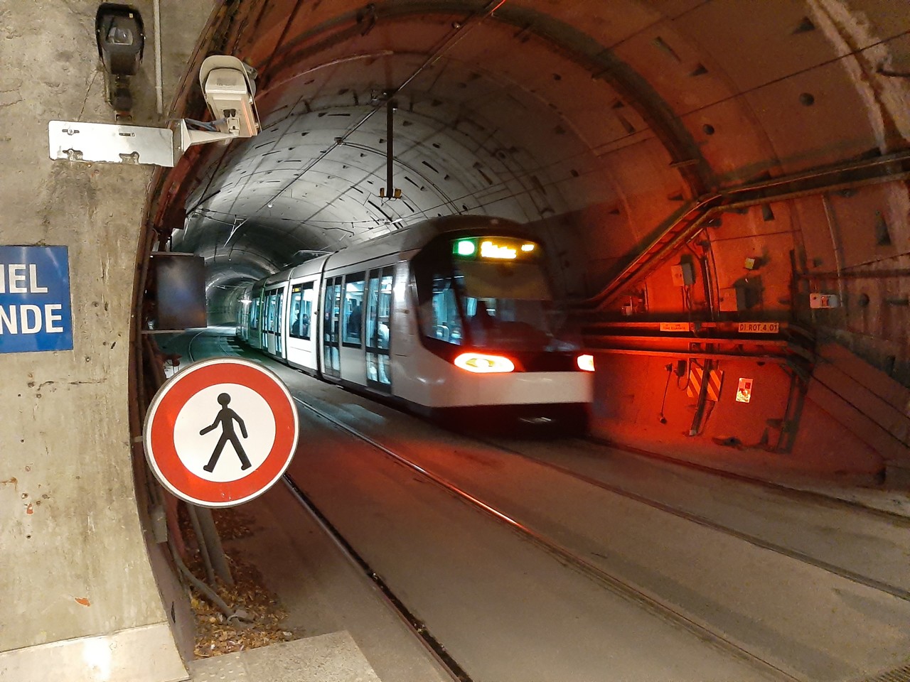 les passagers d'un tram évacués après un incident dans le tunnel sous la gare