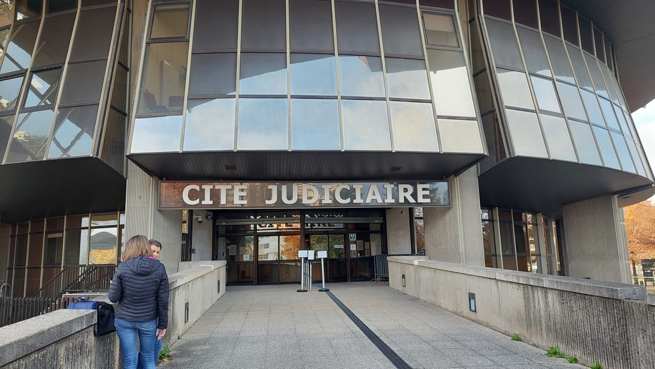 à Rennes, une mère de famille reconnaît des violences sur ses enfants