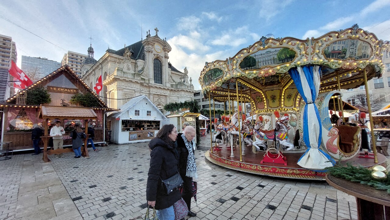 les démineurs font exploser un bagage abandonné près du Grand village de Saint-Nicolas