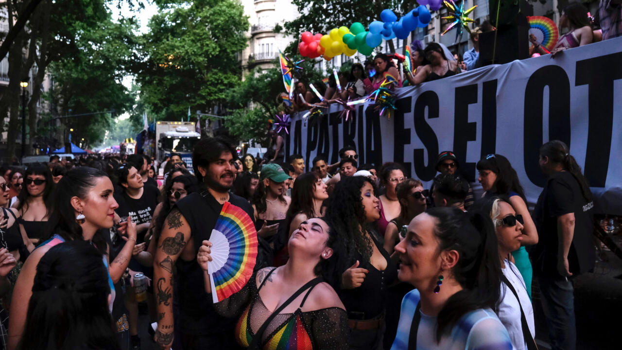 L'Argentine, refuge pour la communauté LGBTQ+ russe - Reportage international