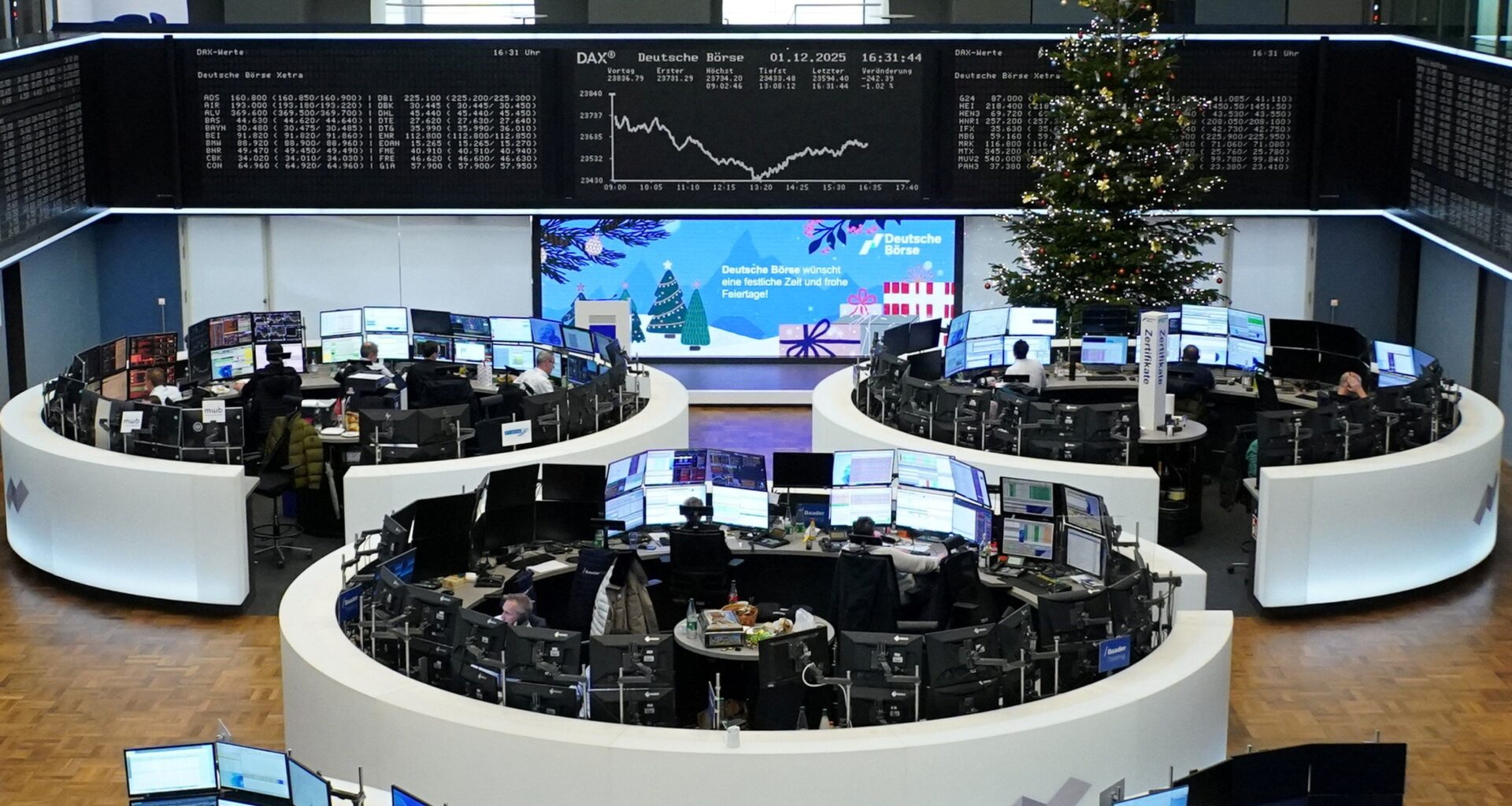 L'Europe finit dans le rouge une journée riche en données économiques