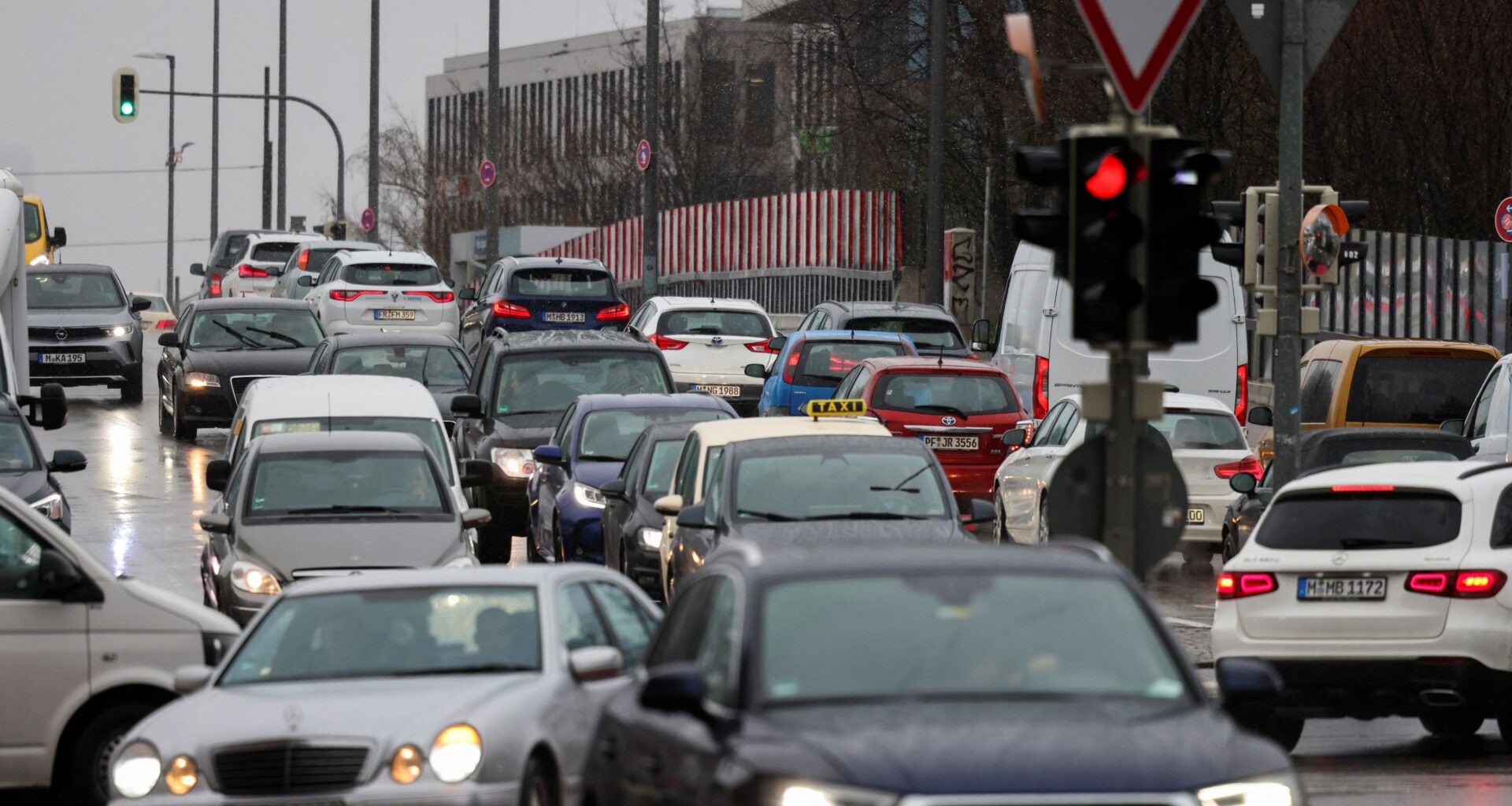 Les immatriculations de voitures neuves en Allemagne devraient légèrement augmenter en 2026, selon le VDIK