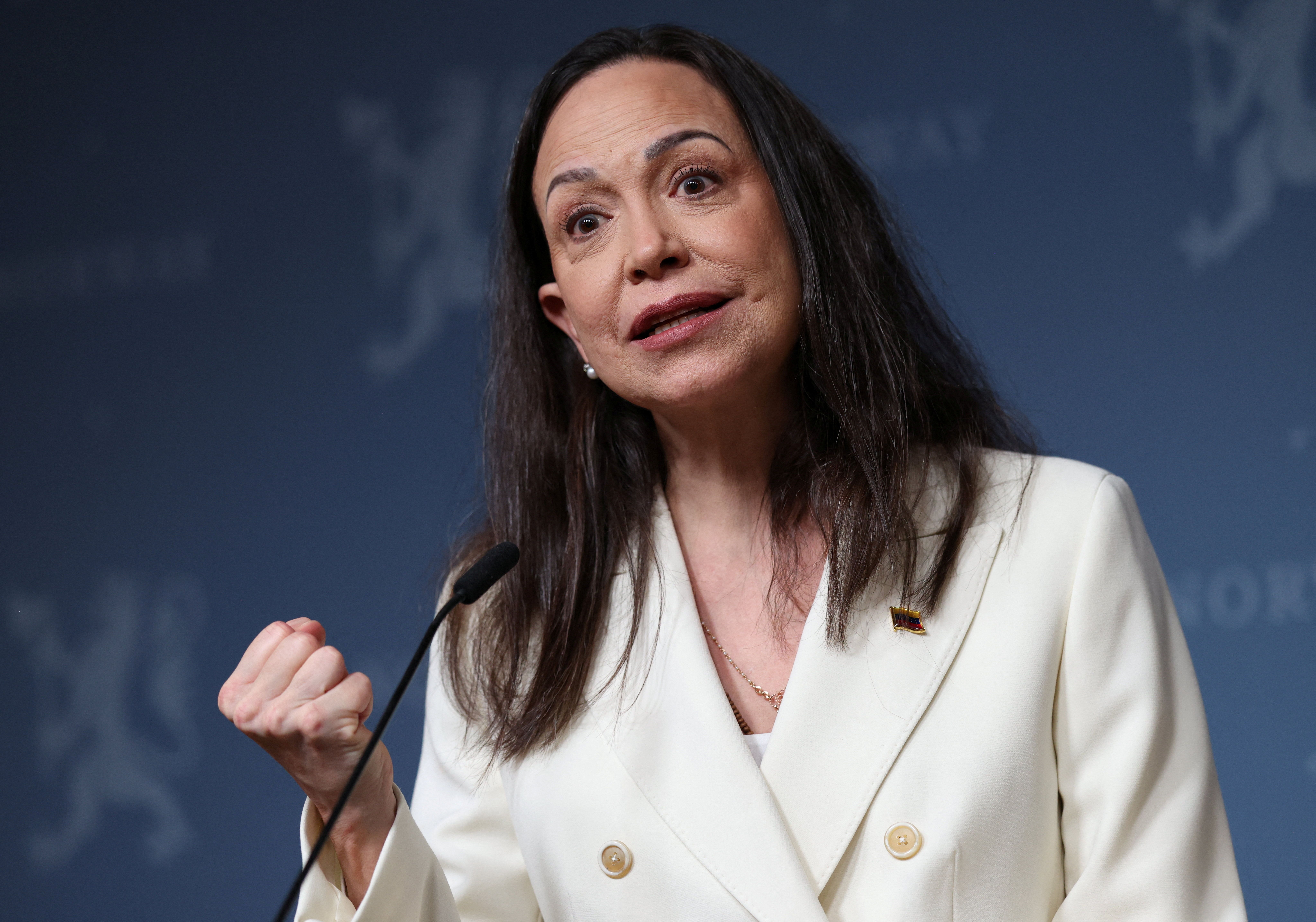 Les tensions entre le Venezuela et les États-Unis s'intensifient à la suite de la saisie d'un pétrolier, tandis que le lauréat du prix Nobel promet des changements