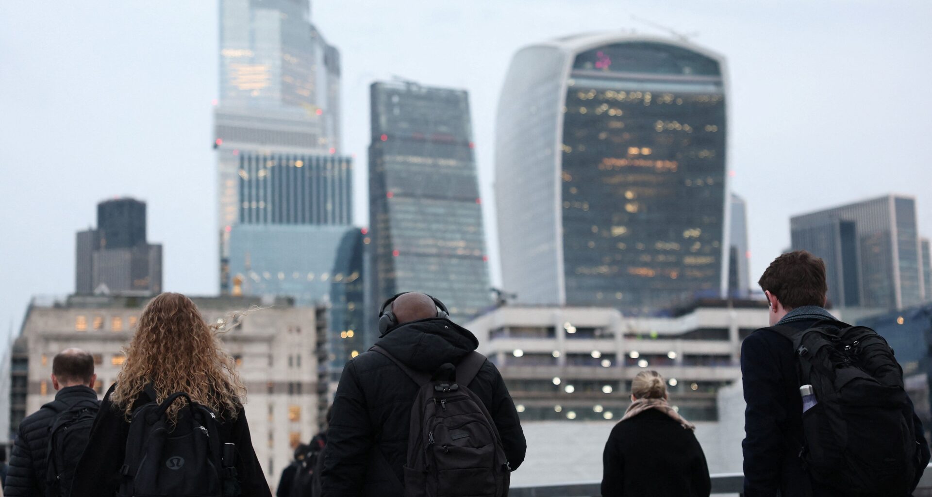 Les offres d'emploi au Royaume-Uni chutent en novembre mais la croissance des salaires s'accélère, selon Adzuna