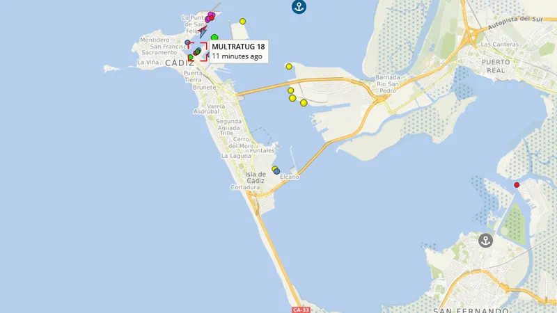 La barge transportant le tablier du futur pont est toujours à quai