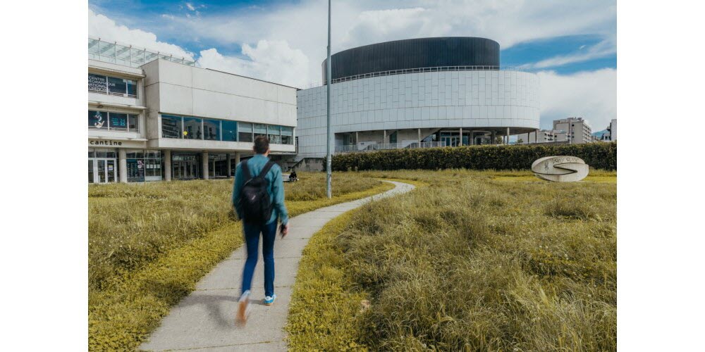 2025. Saison record pour la MC2. Il s’était donné pour mission de franchir la barre des 100 000 spectateurs lors de la saison 2024/2025, il a réussi son pari. Alors qu’Arnaud Meunier venait d’être reconduit à la tête de la MC2 de Grenoble, il permet à l’emblématique salle de spectacles, grâce à une programmation fédératrice, d’atteindre un résultat historique.