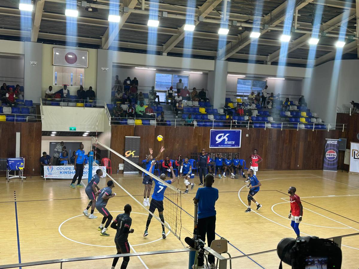 Vue du match VC Les Aigles du Congo contre VC ECOVO, jeudi 21 aout 2025, comptant pour la 2e journée de la XXIe édition de la Coupe du Congo de volleyball, au Gymnase de la PNC, à Kinshasa.<br />Radio Okapi/Ph. Vanessa Nkongolo.