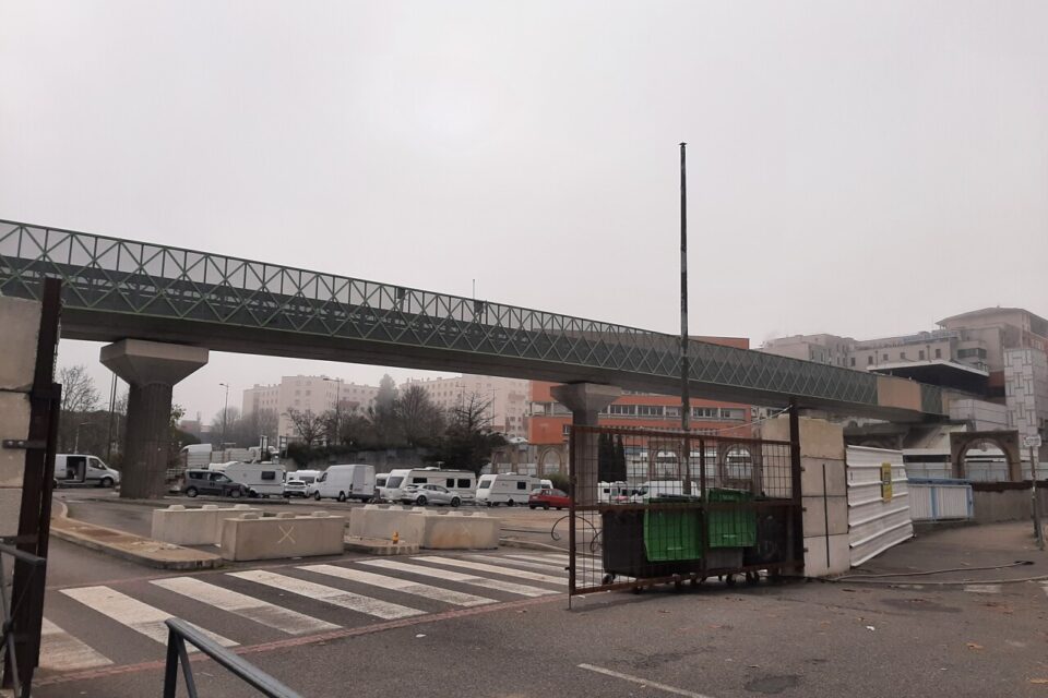 Le portail qui assurait la protection du parking a été forcé, les blocs de béton déplacés.