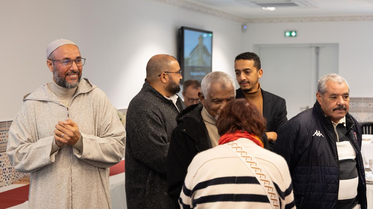 L’accueil des personnalités et des membres de l’association des musulmans de Talence par l’imam Saïd Charkaoui.