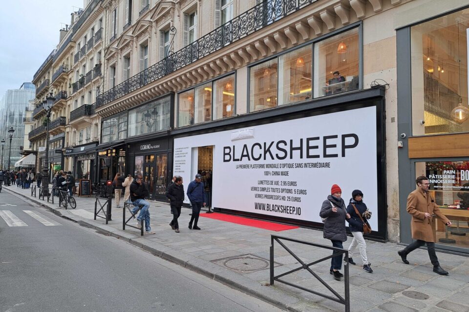 Tapis rouge, affiche géante, DJ set et hôtesses d’accueil… Tout a été pensé pour attirer les regards des badauds et les objectifs des médias.