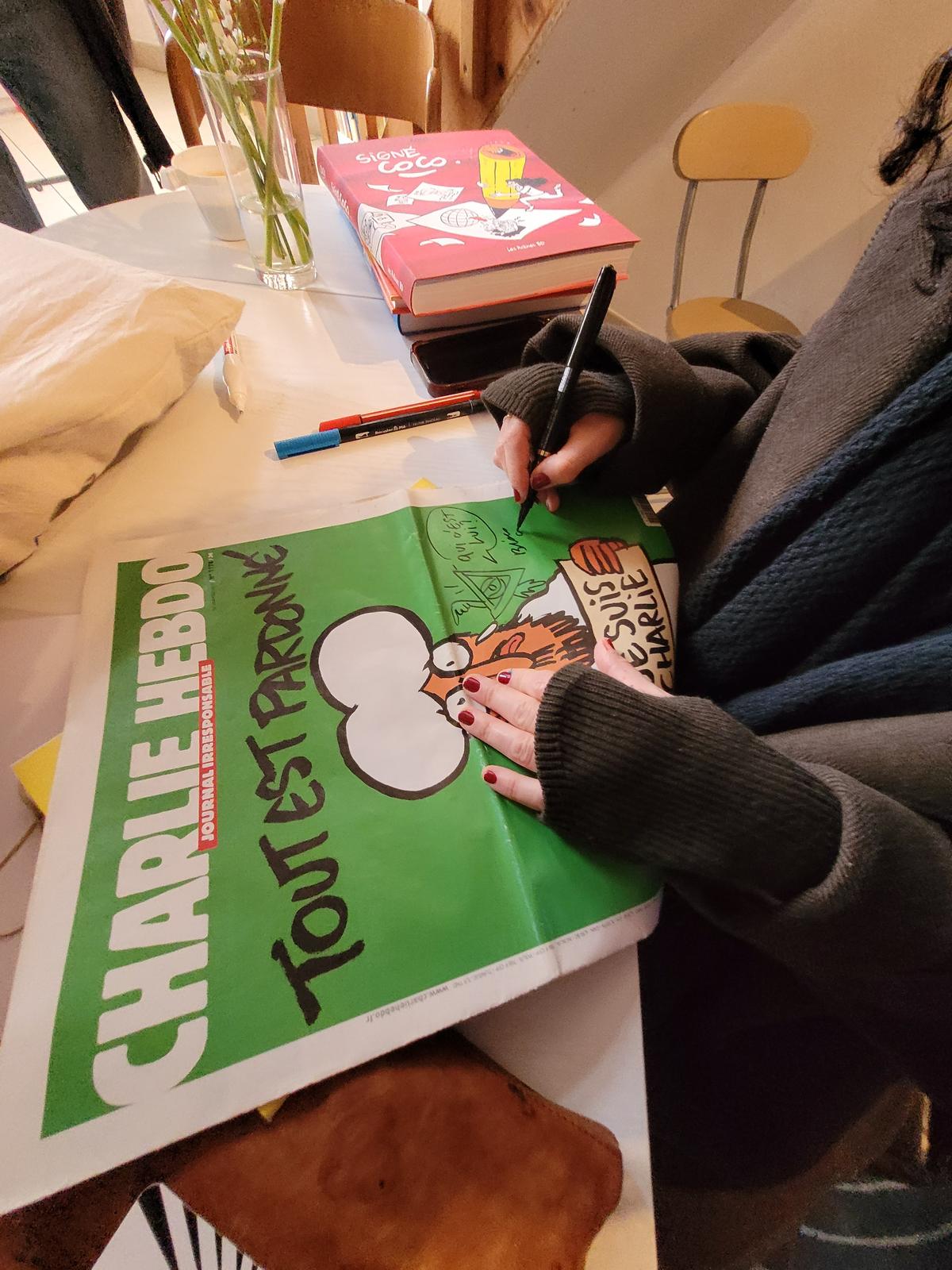 Coco a également dédicacé des numéros de « Charlie Hebdo ».