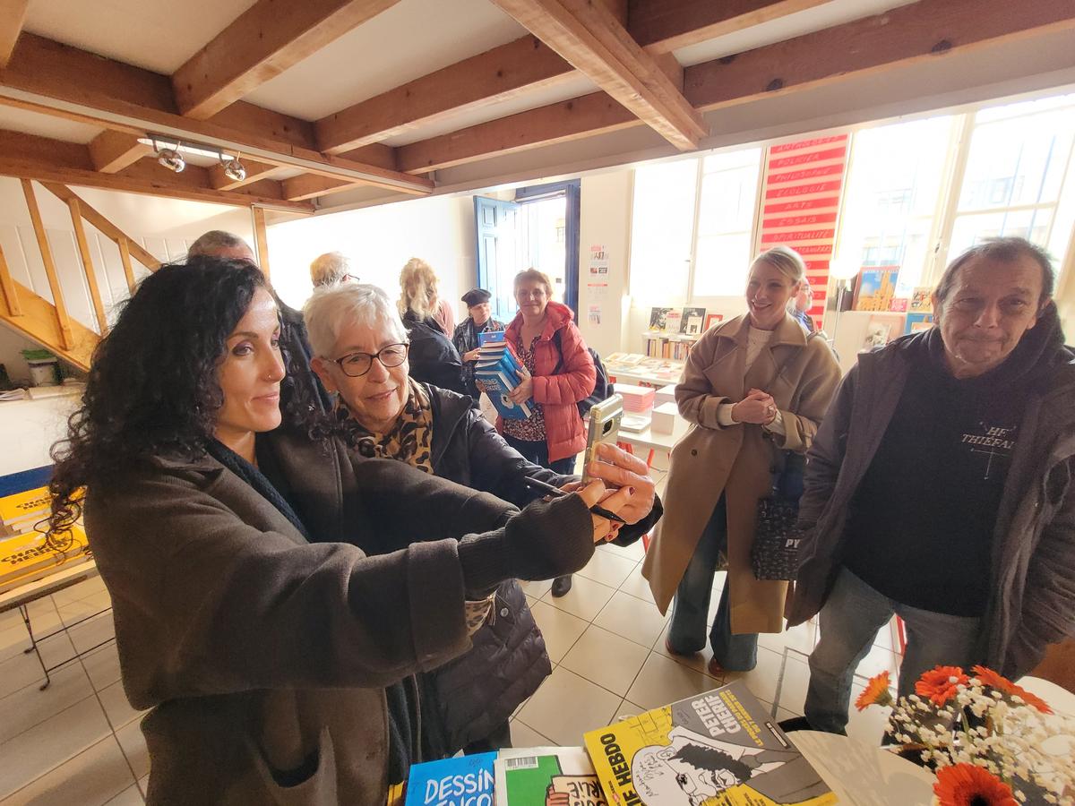 Quelques personnes ont fait des selfies avec la spécialiste du dessin de presse.