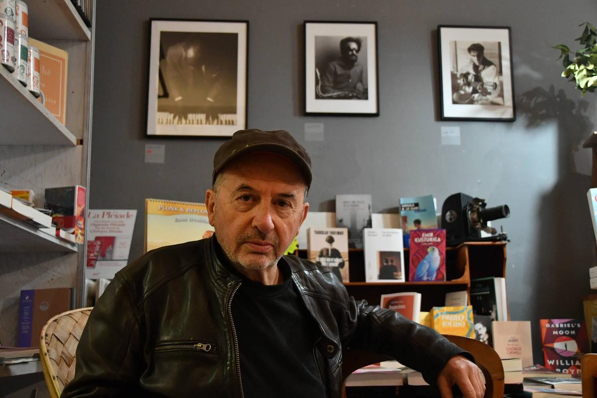Au-dessus du photographe, ses portraits des musiciens Hank Jones, Sonny Rollins et Caetano Veloso.
