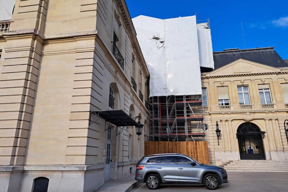 Les chutes de pierres étaient régulières donc des marquises ont été installées au dessus des portes du siège de l'OCDE.