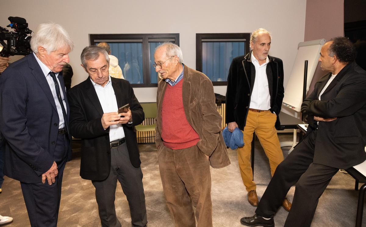 Michelena et Giresse discutent avec André Latournerie, journaliste Sud Ouest de l’époque, Thierry Tusseau avec Hassan Hanini.