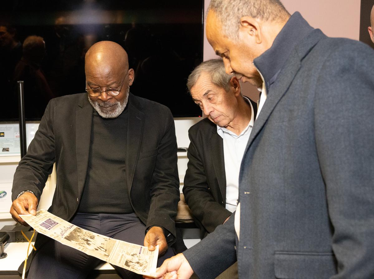 Marius Trésor, Alain Giresse et Jean Tigana redécouvrent la Une de Sud Ouest du 25 avril 1985.