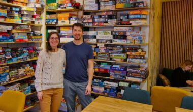 En France, l'engouement des jeunes adultes pour les jeux de société ne faiblit pas - Reportage France
