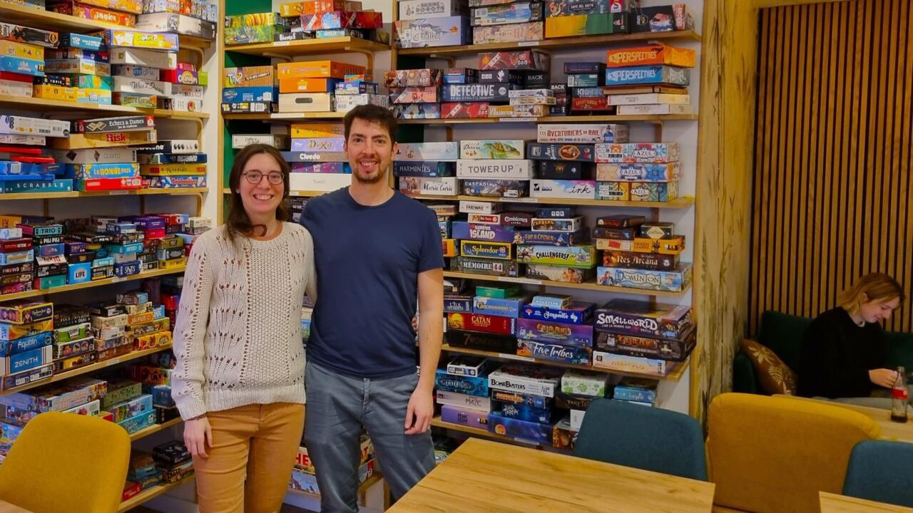 En France, l'engouement des jeunes adultes pour les jeux de société ne faiblit pas - Reportage France