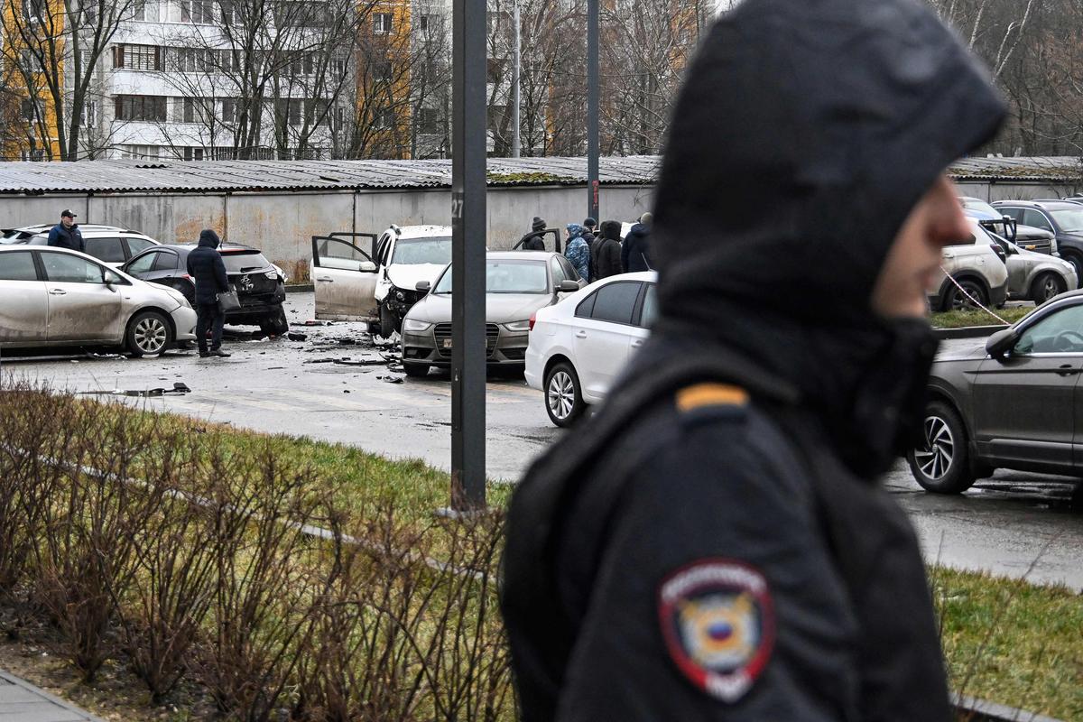 Deux policiers tués par un engin explosif à Moscou, près de l’endroit où un général russe a été tué lundi