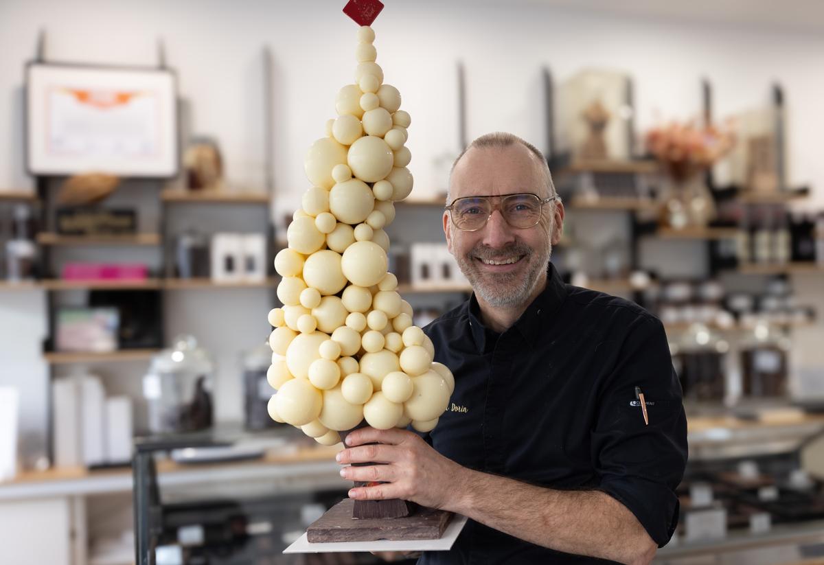 Luc Dorin est installé depuis 2000 à Bordeaux où il possède aujourd’hui deux boutiques. Il fabrique son chocolat de A à Z, du choix des fèves à la tablette.