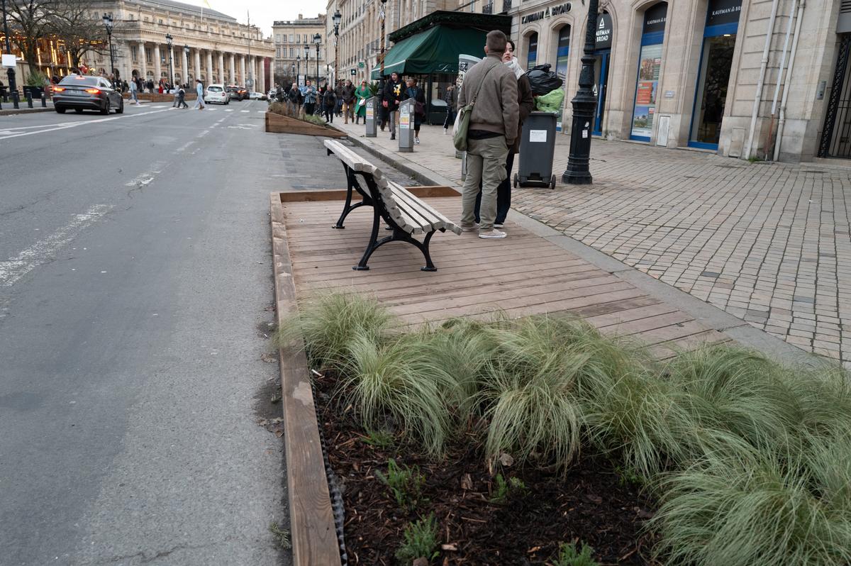 Malgré les plans initiaux, présentés à l’issue de la concertation, c’est bien sur les platelages en bois que tous les bancs seront installés.