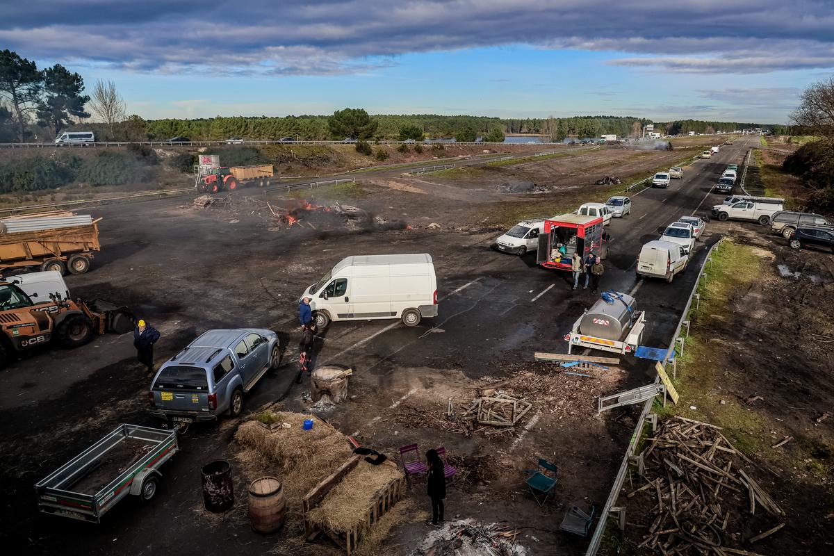L’occupation du site par la Coordination rurale 33 a laissé des traces sur le bitume et autour. 