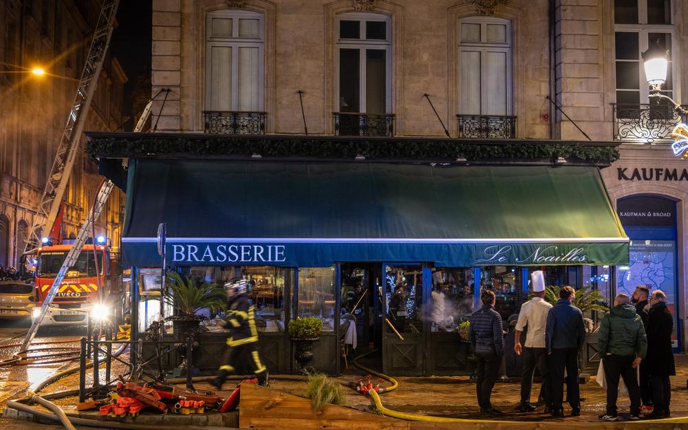 D’après les premiers éléments, le feu a pris dans les cuisines de l’établissement.