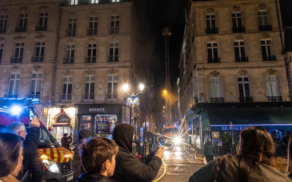 La rue Jean-Jacques Bel reste fermée à la circulation, une société de surveillance assure le gardiennage et la surveillance du site.