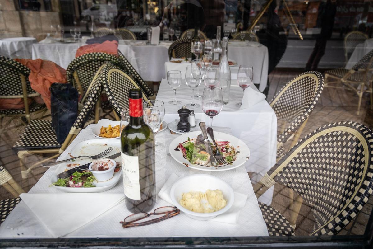 Dans la véranda du Noailles, touché par un incendie ce lundi soir, les tables ont été laissées en l’état.