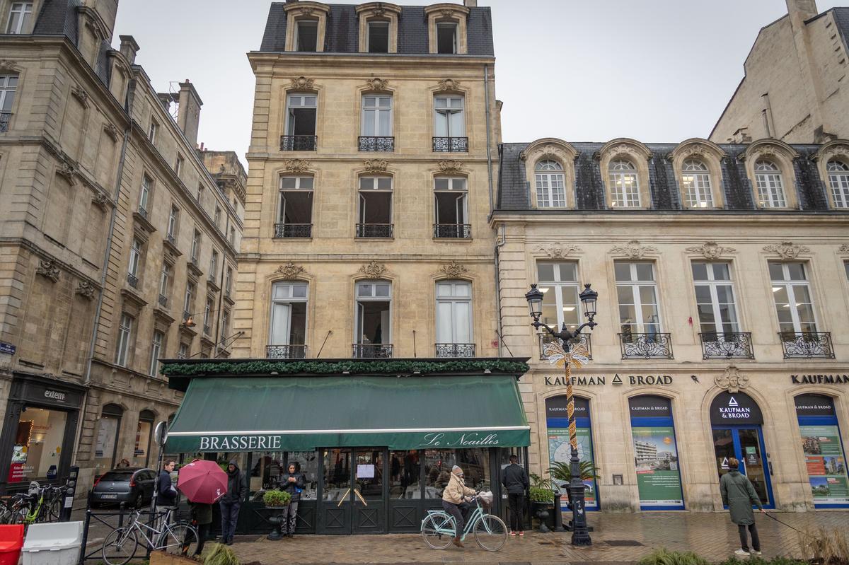 Le Noailles est une institution bien connue des Bordelais, réputée pour ses plats régionaux et sa carte des vins.