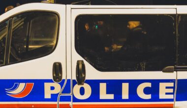 la police tire et blesse un homme brandissant un couteau