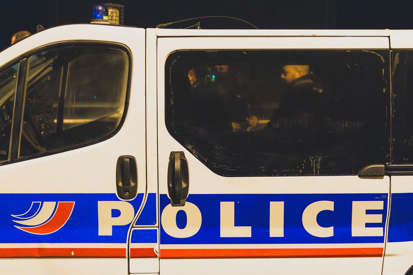 la police tire et blesse un homme brandissant un couteau