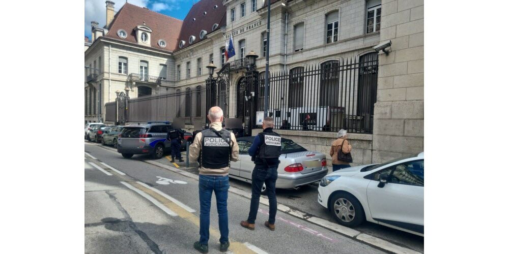 24 avril. Braquage avorté d’un fourgon blindé. Le 16 septembre, la police réalise un coup de filet dans le cadre de l’enquête sur la tentative de braquage d’un transport de fonds, le 24 avril, à la Banque de France. Six personnes sont mises en examen pour “tentative de vol en bande organisée”, “participation à une association de malfaiteurs”. Le jour des faits, l’équipe s’apprêtait à attaquer un fourgon sortant de la banque lorsque des témoins ont alerté la police, qui a mis en fuite les malfaiteurs. Photo Le DL/V. L.
