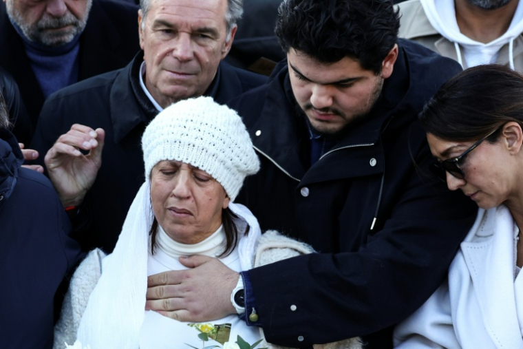 Amine Kessaci et sa mère Ouassila Benhamdi Kessaci participent à une marche en hommage à Mehdi Kessaci, à Marseille, le 22 novembre 2025 ( AFP / CLEMENT MAHOUDEAU )