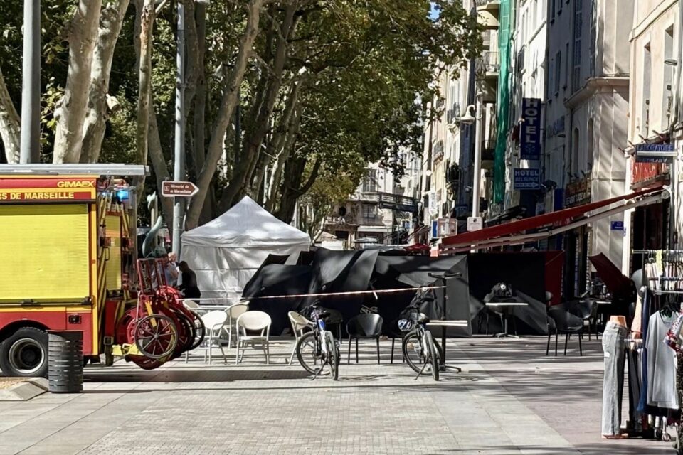L'assaillant a été abattu par la police devant le snack Istanbul Grill, sur le cours Belsunce, dans le 1er arrondissement de Marseille.